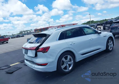 2019 Audi E-Tron Premium Plus z USA, uszkodzony, nr VIN WA1LAAGE4KB024966
